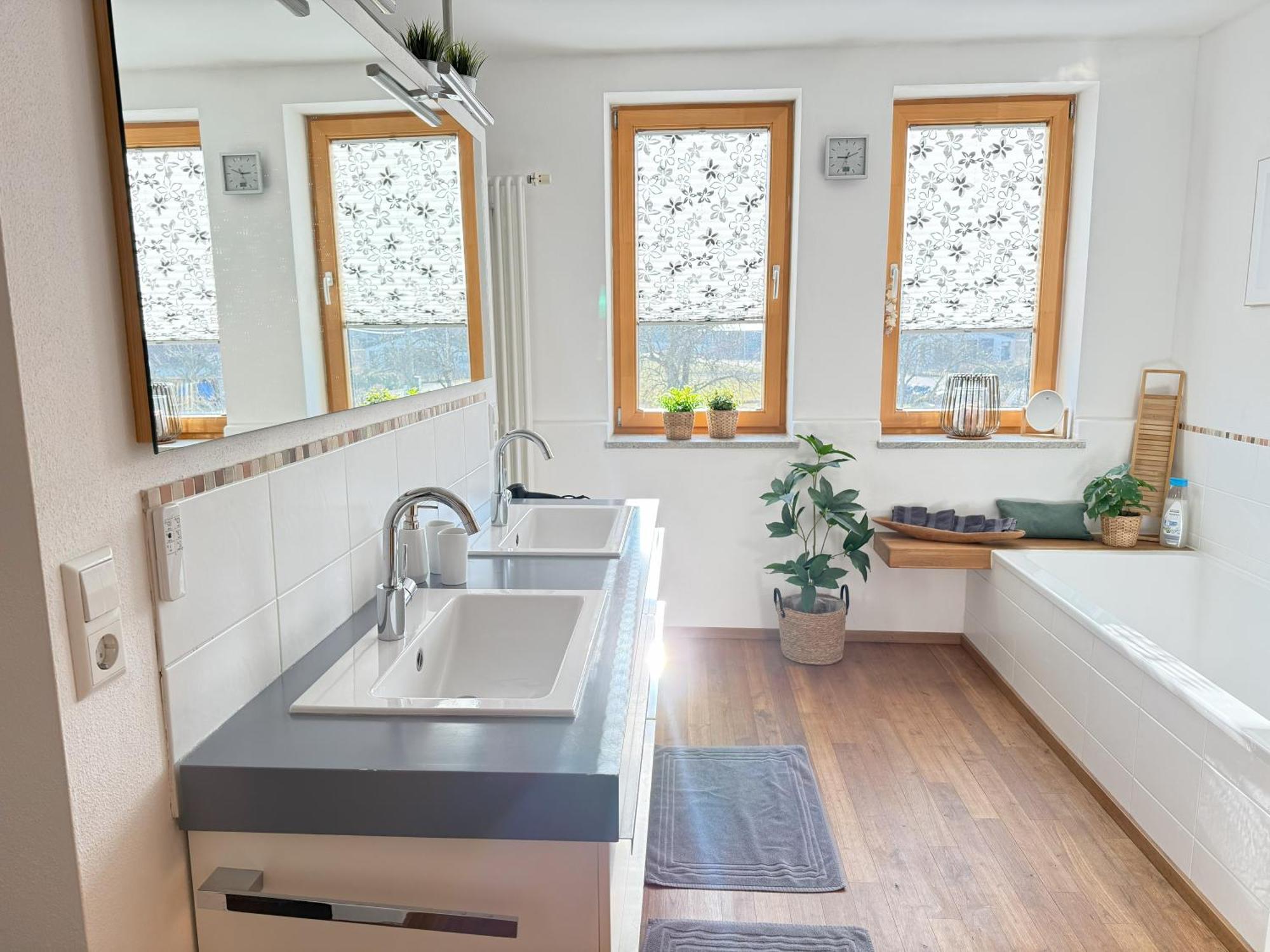 Fe Wo Brunnen - 120 Qm - Ruhige Lage - Viel Natur- Komfortabel - Grosser Balkon Und Garten メミンゲン エクステリア 写真